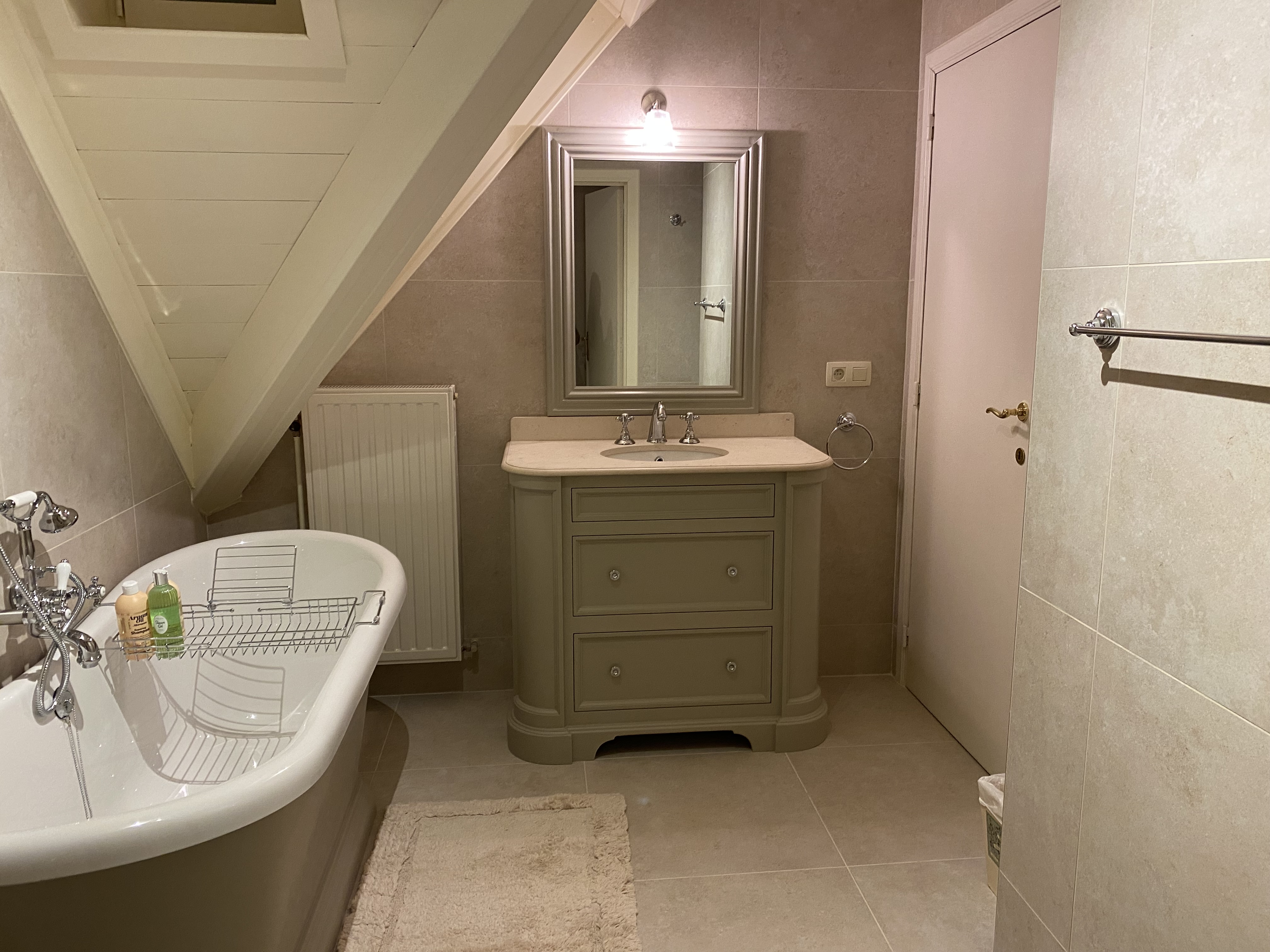Salle de bain élégante avec baignoire îlot et meuble vasque classique